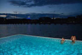 Студенты GLS Berlin Villa в бассейне