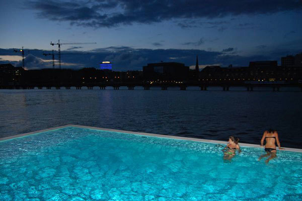 Студенты GLS Berlin Villa в бассейне