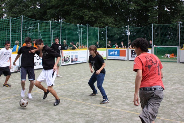 Студенты GLS Berlin Water Sports играют в футбол