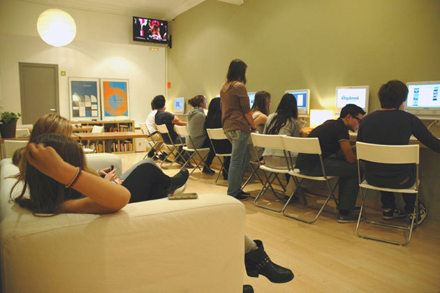 Общая комната для студентов Proyecto Espanol Barcelona