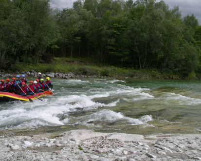 Студенты GLS Munich Adventure занимаются рафтингом