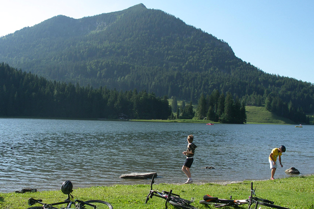 Студенты GLS Munich Adventure на озере