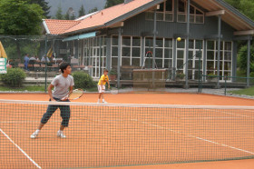 Студенты GLS Munich Young & Fun играют в теннис