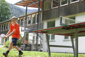 Студенты GLS Munich Young & Fun играют в настольный теннис