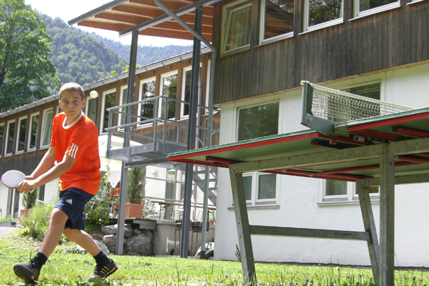 Студенты GLS Munich Young & Fun играют в настольный теннис