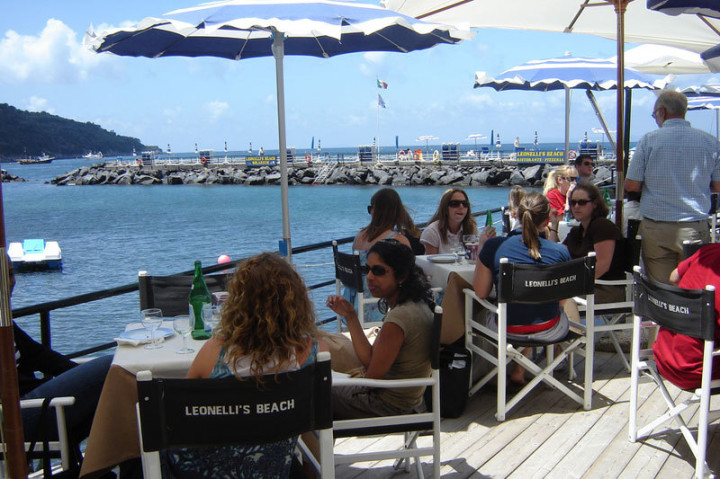 Студенты Sant'Anna Institute Sorrento Lingue в кафе