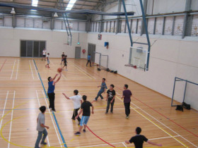 Студенты Australian National University College играют в баскетбол