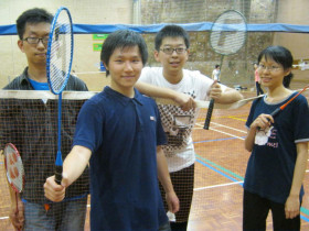 Студенты Australian National University College играют в бадминтон