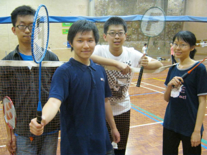 Студенты Australian National University College играют в бадминтон