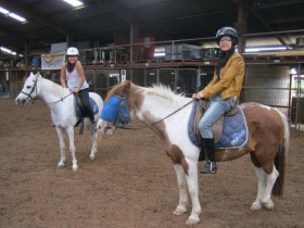 Студенты Australian National University College занимаются конным спортом