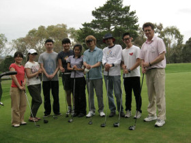 Студенты Australian National University College играют в гольф