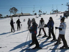 Студенты Australian National University College катаются на лыжах