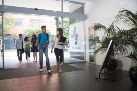 Вход в Taylors College