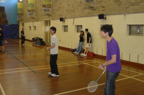 Студенты Foundation Program University of Sydney играют в бадминтон