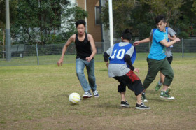 Студенты Foundation Program University of Sydney играют в футбол