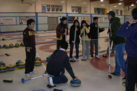 Студенты Fraser International College играют в керлинг