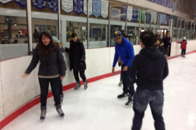 Студенты Fraser International College катаются на коньках