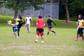 Студенты Manitoba International College играют в футбол