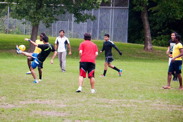 Студенты Manitoba International College играют в футбол