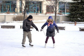 Студенты Manitoba International College катаются на коньках