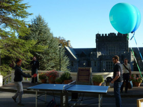 Студенты Royal Roads ISC играют в настольный теннис