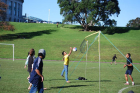 Студенты Massey University Foundation Program играют в волейбол