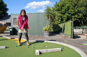 Студенты Massey University Foundation Program играют в минигольф