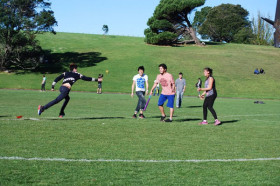 Студенты Massey University Foundation Program играют в бейсбол