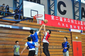 Студенты University of Auckland Foundation Program играют в баскетбол