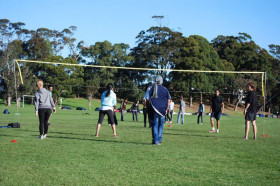 Студенты University of Auckland Foundation Program играют в волейбол
