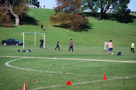 Студенты University of Auckland Foundation Program играют в футбол