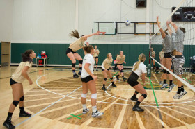 Студенты INTO Colorado State University играют в волейбол