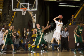Студенты INTO Colorado State University играют в баскетбол