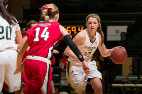 Студенты INTO Colorado State University играют в баскетбол