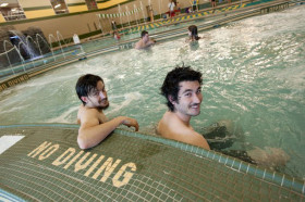 Студенты INTO Colorado State University в бассейне