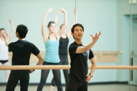 Студенты INTO Colorado State University занимаются танцами