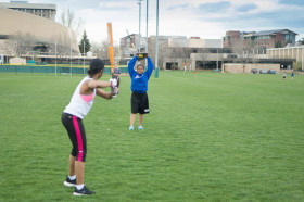 Студенты INTO Colorado State University играют в бейсбол