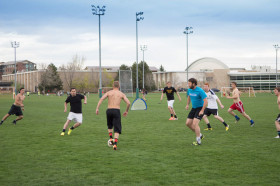 Студенты INTO Colorado State University играют в футбол