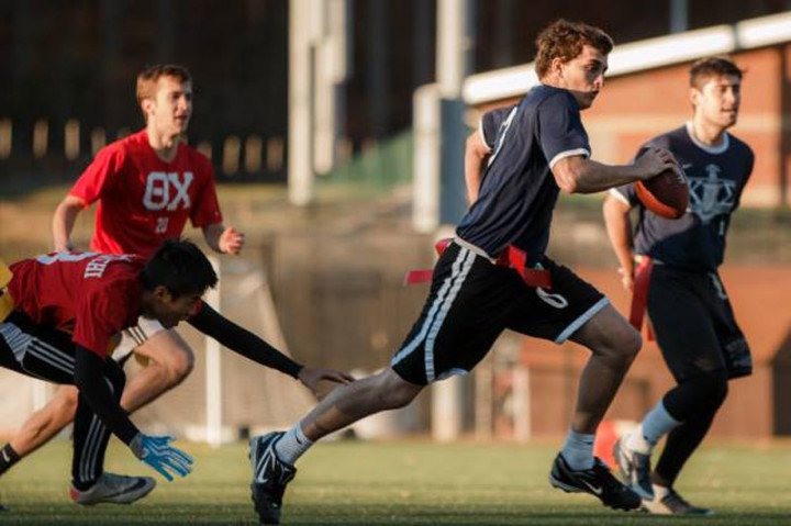 Студенты George Mason University Foundation Program играют в футбол