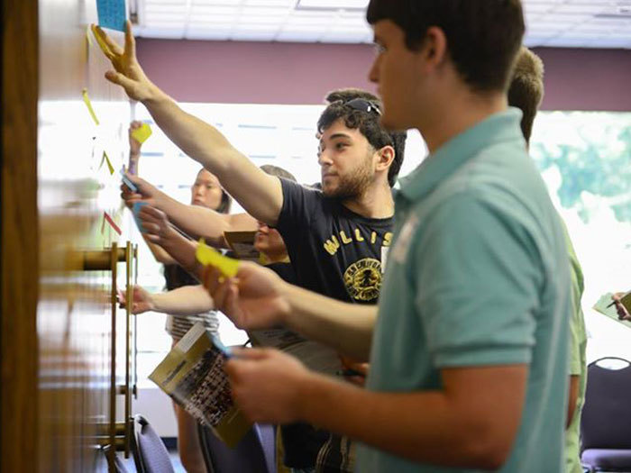 Студенты подготовительной программы James Madison University на занятиях