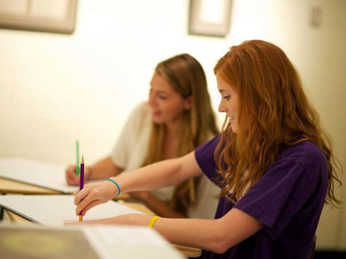 Студенты подготовительной программы James Madison University на занятиях