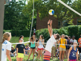 Студенты подготовительной программы James Madison University играют в волейбол