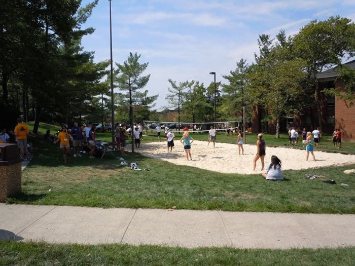 Студенты подготовительной программы James Madison University играют в волейбол