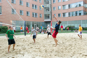 Студенты подготовительных курсов Northeastern University играют в волейбол