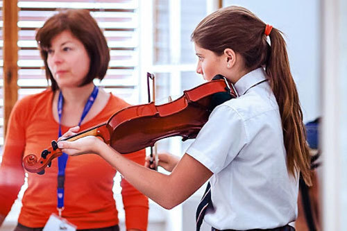 На занятиях по музыке