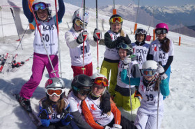 Студенты St George's School катаются на лыжах