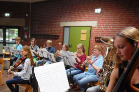 Студенты CJD Jugenddorf Christophorusschule Braunschweig на занятиях по музыке