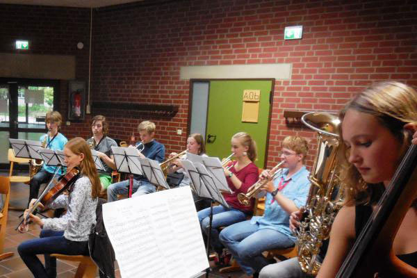 Студенты CJD Jugenddorf Christophorusschule Braunschweig на занятиях по музыке