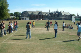 Студенты St. Edmund’s College играю в волейбол