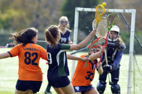 Студенты Sherborne School играют в лакросс